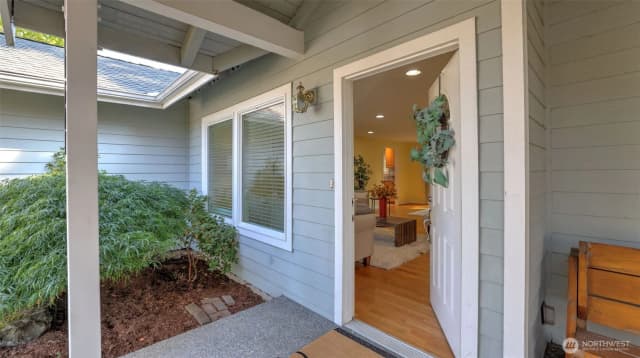 Property photo for 10607 Ne 17th Street, Bellevue photo 2