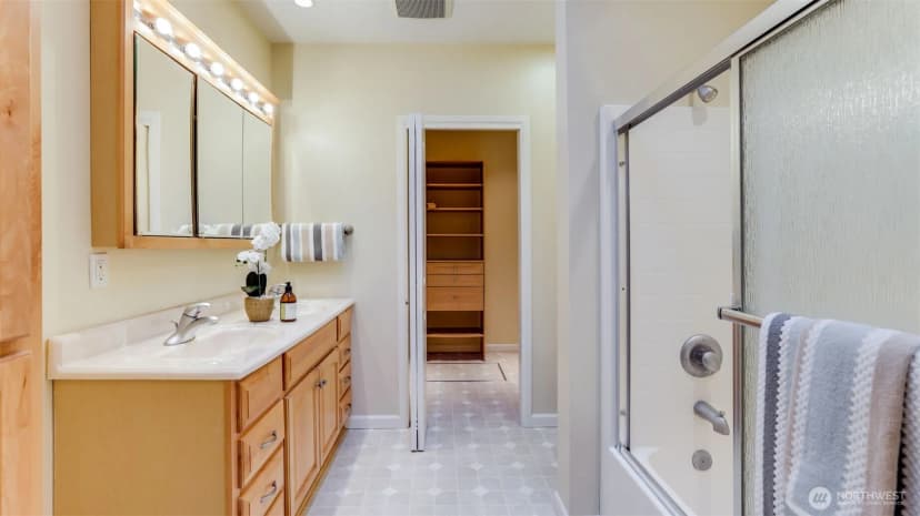 Property photo for 10607 Ne 17th Street, Bellevue photo 13