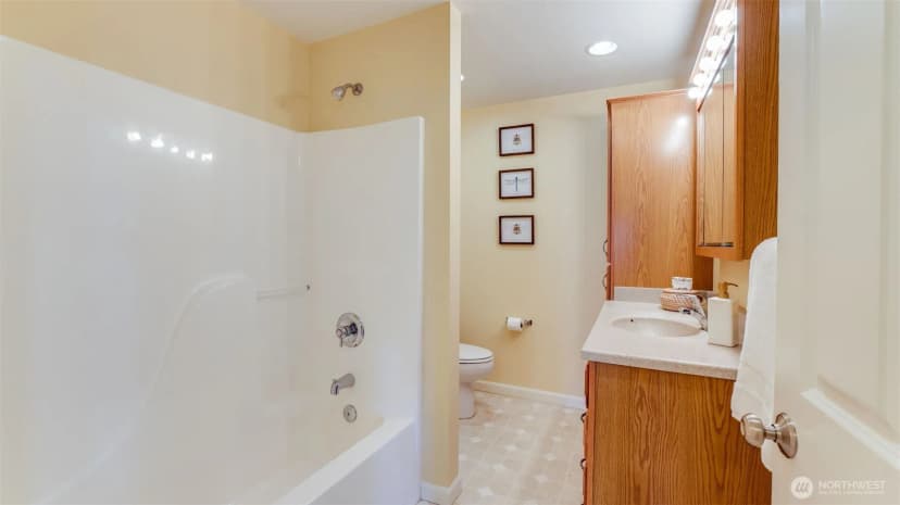 Property photo for 10607 Ne 17th Street, Bellevue photo 17