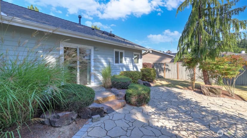 Property photo for 10607 Ne 17th Street, Bellevue photo 24