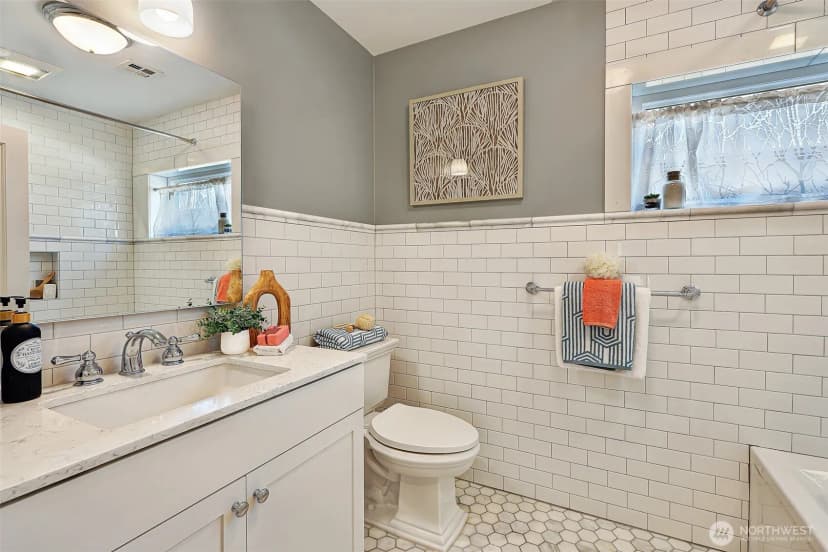 Property photo for 1610 3rd Avenue N, Seattle photo 19
