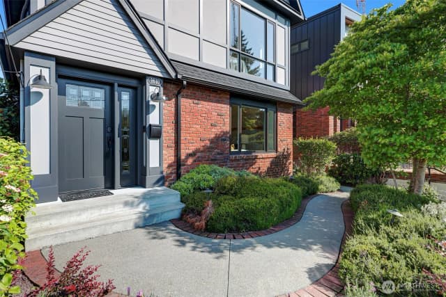 Property photo for 1610 3rd Avenue N, Seattle photo 2
