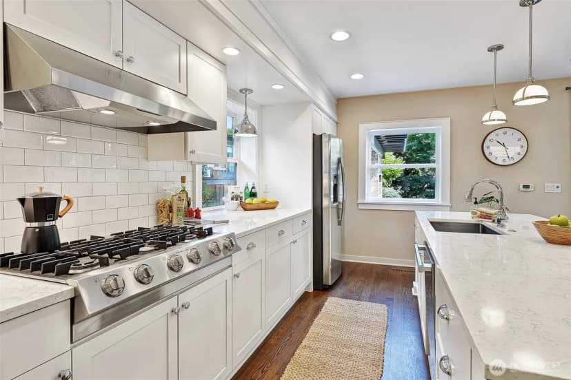Property photo for 1610 3rd Avenue N, Seattle photo 9