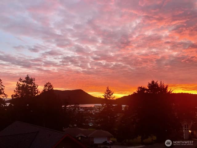 Property photo for 2911 Meridian Court, Anacortes photo 2