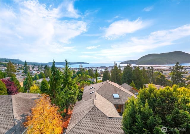 Property photo for 2911 Meridian Court, Anacortes photo 3