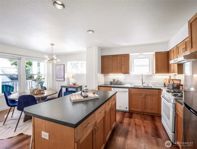 Property photo for 6736 29th Avenue S, Seattle photo 5