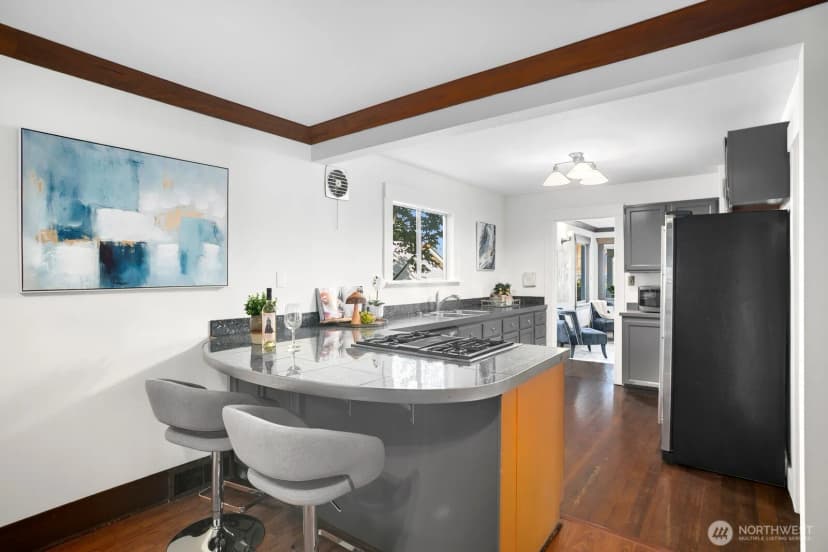 Property photo for 5037 Bowen Place S, Seattle photo 6