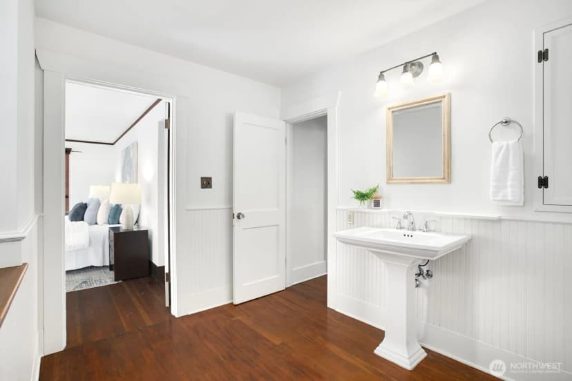 Property photo for 5037 Bowen Place S, Seattle photo 13