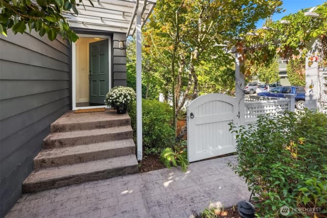 Property photo for 4317 37th Avenue Ne, Seattle photo 2
