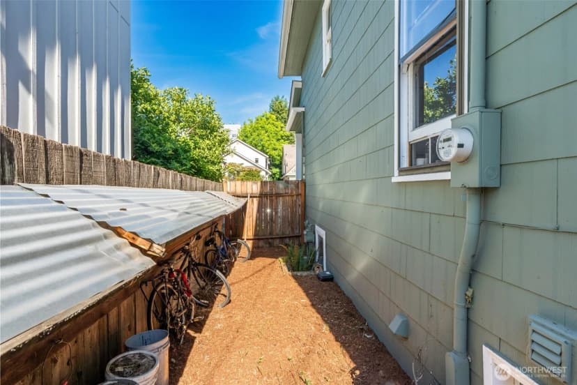 Property photo for 5253 Brooklyn Avenue Ne, Seattle photo 24