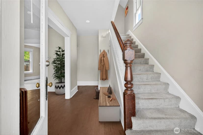 Property photo for 5253 Brooklyn Avenue Ne, Seattle photo 3