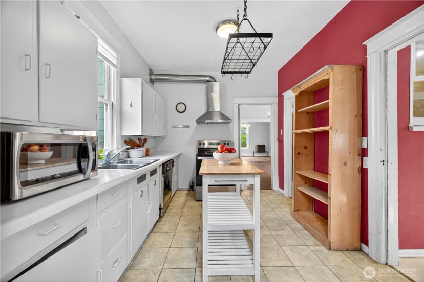 Property photo for 5253 Brooklyn Avenue Ne, Seattle photo 10
