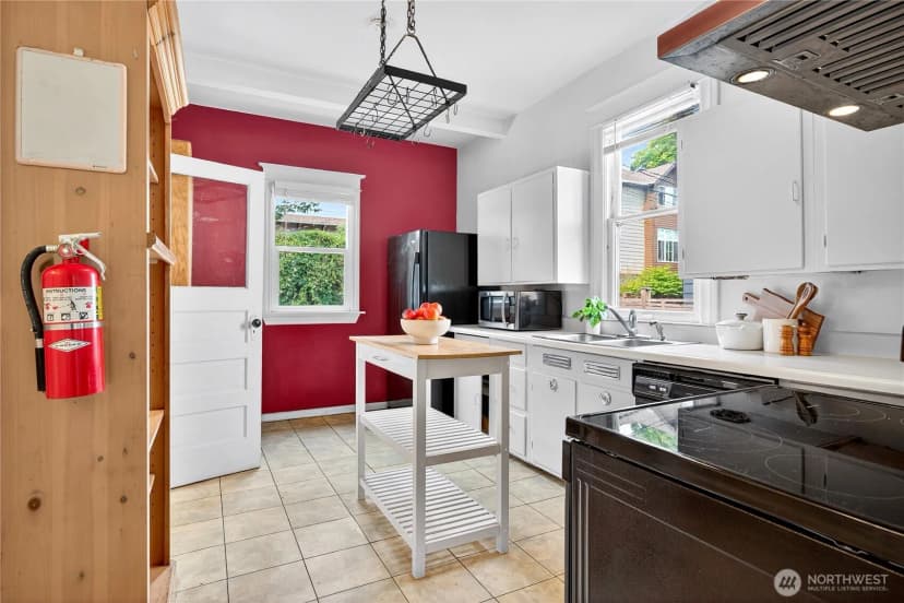 Property photo for 5253 Brooklyn Avenue Ne, Seattle photo 8