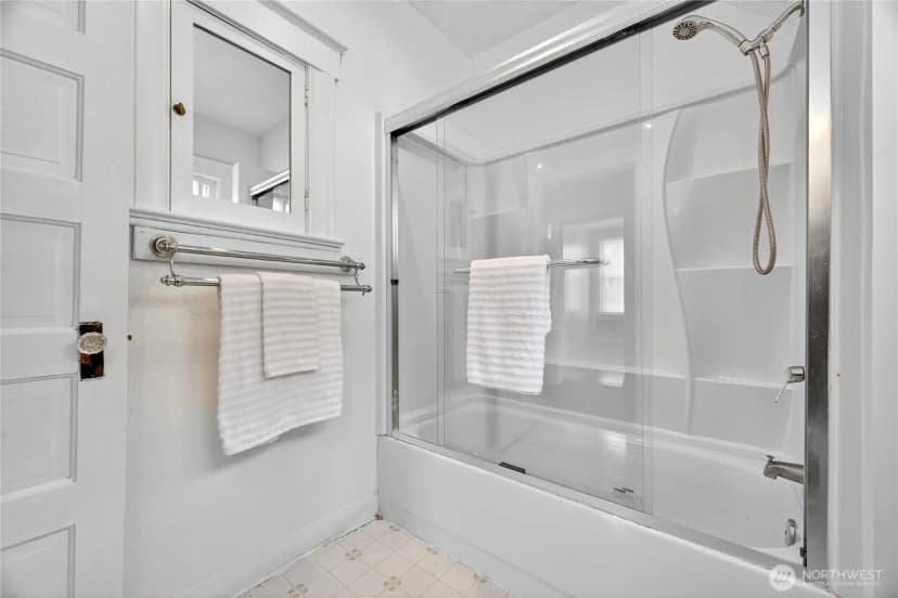Property photo for 5253 Brooklyn Avenue Ne, Seattle photo 18
