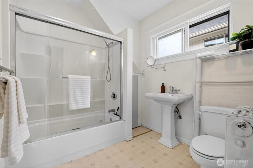 Property photo for 5253 Brooklyn Avenue Ne, Seattle photo 17