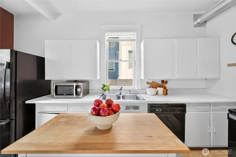Property photo for 5253 Brooklyn Avenue Ne, Seattle photo 9