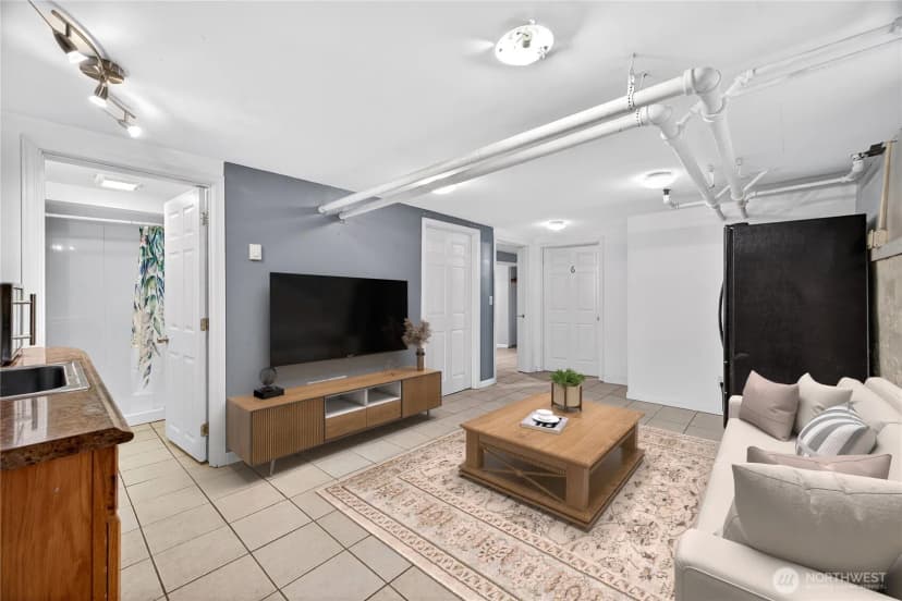 Property photo for 5253 Brooklyn Avenue Ne, Seattle photo 29