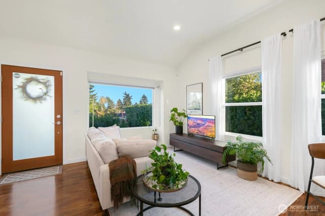Property photo for 10743 Fremont Avenue N, Seattle photo 4