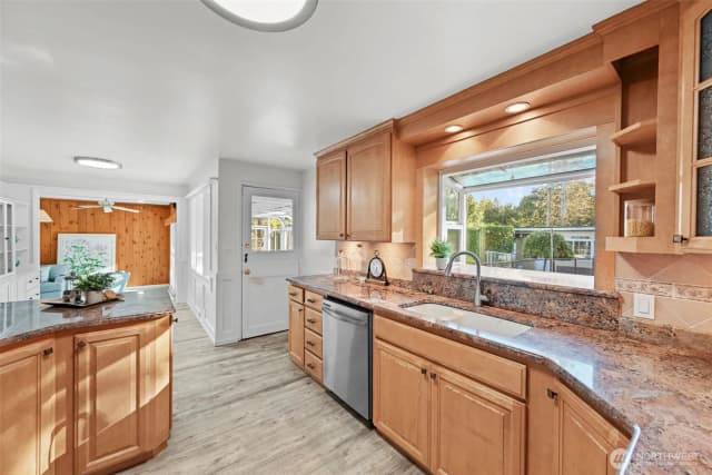 Property photo for 10828 Lake Steilacoom Drive Sw, Lakewood photo 4