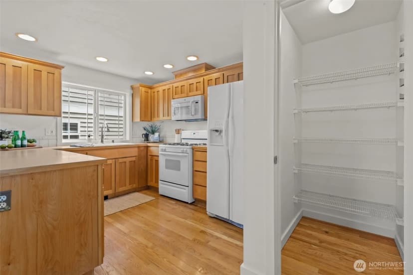 Property photo for 12311 Roosevelt Way Ne #b, Seattle photo 9