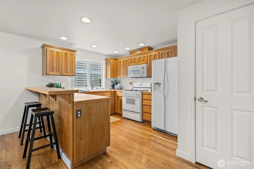Property photo for 12311 Roosevelt Way Ne #b, Seattle photo 8