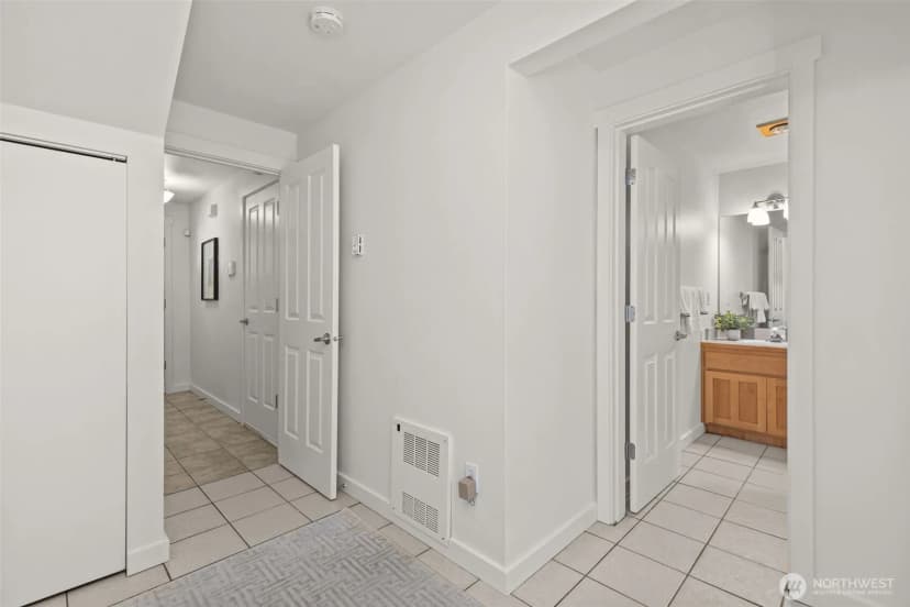 Property photo for 12311 Roosevelt Way Ne #b, Seattle photo 29