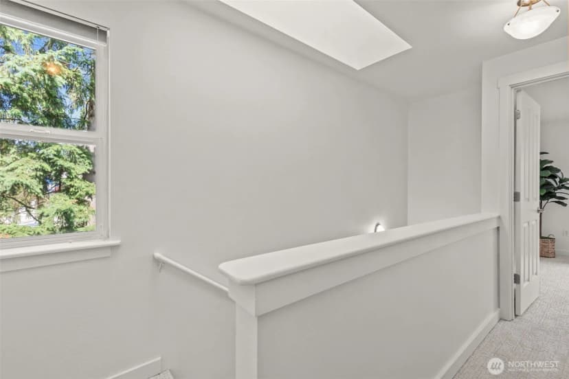 Property photo for 12311 Roosevelt Way Ne #b, Seattle photo 17