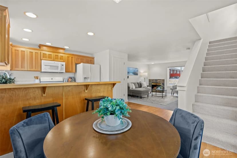 Property photo for 12311 Roosevelt Way Ne #b, Seattle photo 15