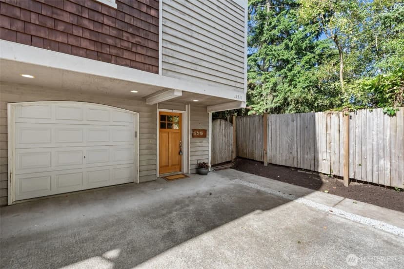 Property photo for 12311 Roosevelt Way Ne #b, Seattle photo 2