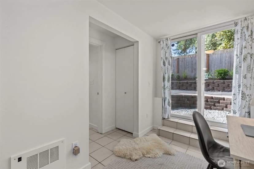 Property photo for 12311 Roosevelt Way Ne #b, Seattle photo 31
