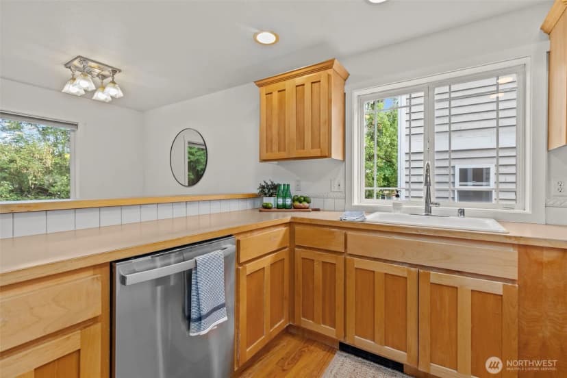 Property photo for 12311 Roosevelt Way Ne #b, Seattle photo 10