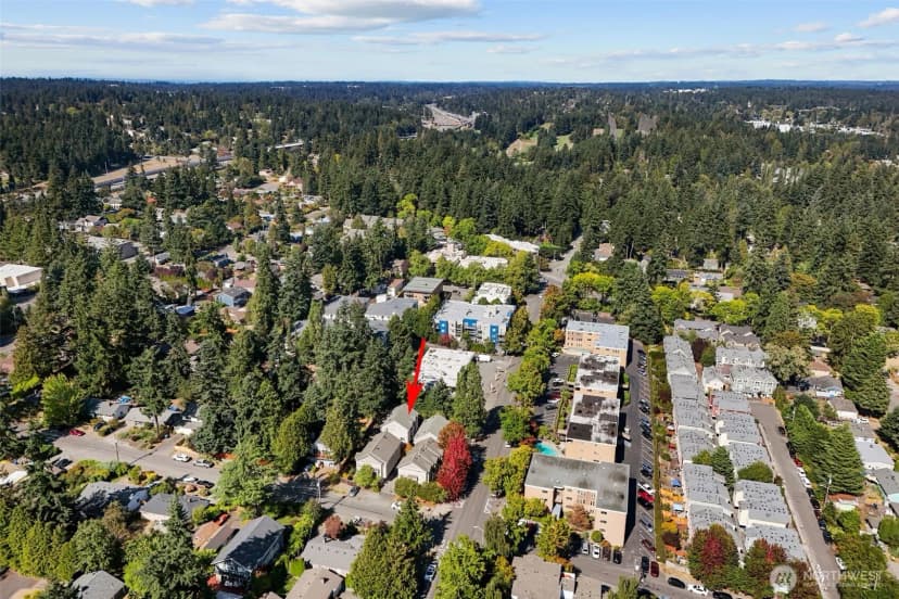 Property photo for 12311 Roosevelt Way Ne #b, Seattle photo 37