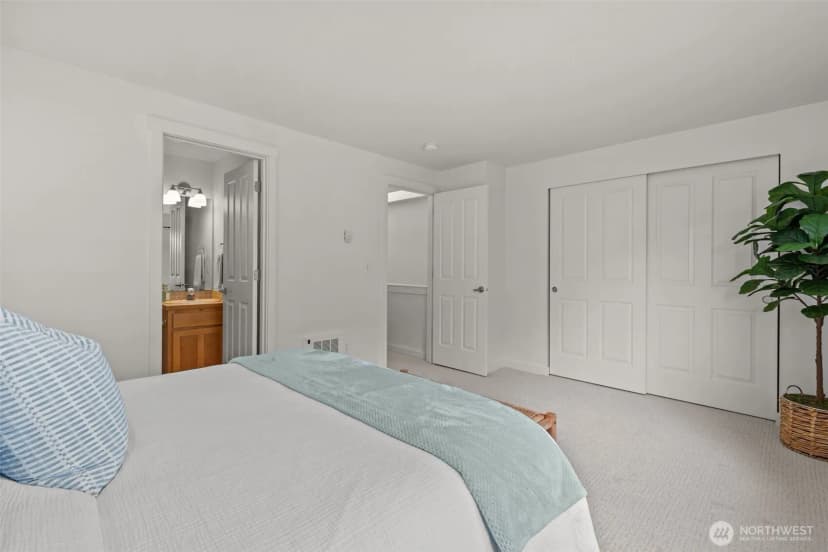 Property photo for 12311 Roosevelt Way Ne #b, Seattle photo 23