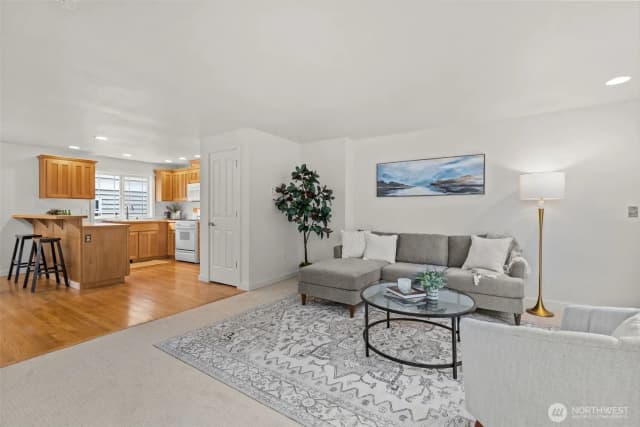 Property photo for 12311 Roosevelt Way Ne #b, Seattle photo 3
