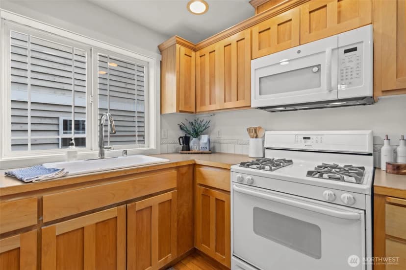 Property photo for 12311 Roosevelt Way Ne #b, Seattle photo 11