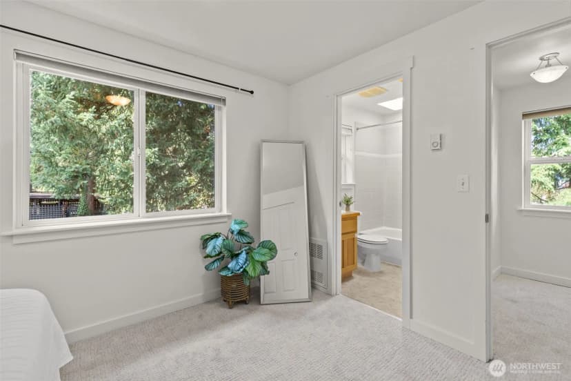 Property photo for 12311 Roosevelt Way Ne #b, Seattle photo 26