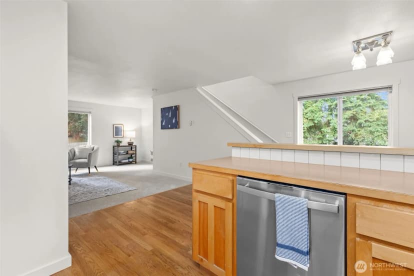 Property photo for 12311 Roosevelt Way Ne #b, Seattle photo 13