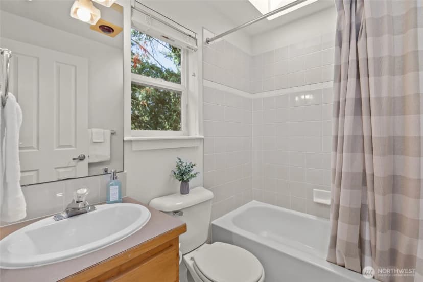Property photo for 12311 Roosevelt Way Ne #b, Seattle photo 28
