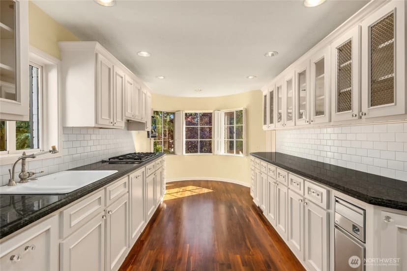 Property photo for 1960 Shenandoah Drive E, Seattle photo 17