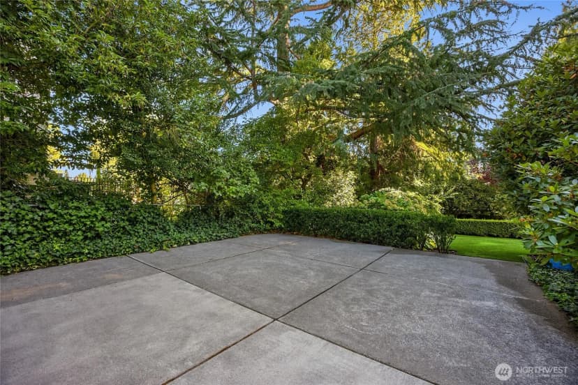 Property photo for 1960 Shenandoah Drive E, Seattle photo 9