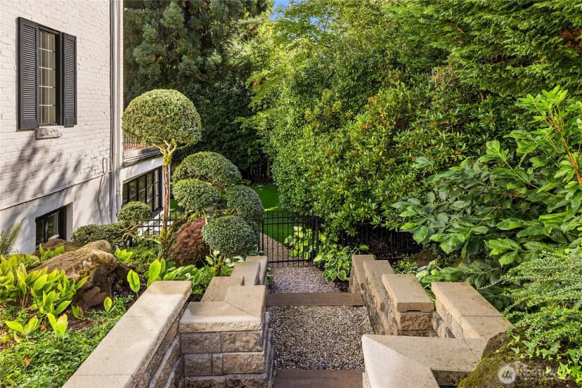 Property photo for 1960 Shenandoah Drive E, Seattle photo 8