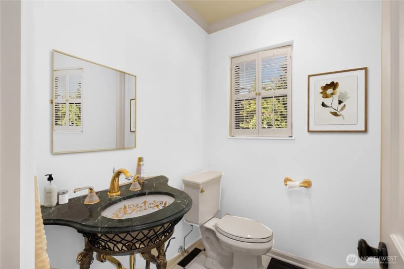 Property photo for 1960 Shenandoah Drive E, Seattle photo 19
