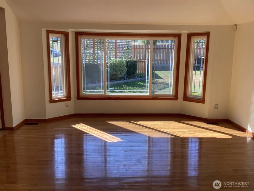 Property photo for 17217 Larch Way, Lynnwood photo 7
