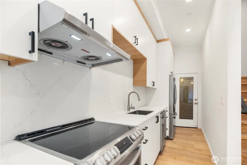 Property photo for 631 13th Avenue E, Seattle photo 5