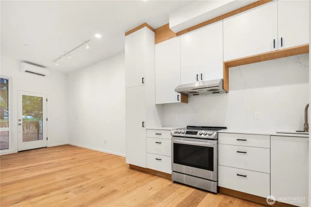 Property photo for 631 13th Avenue E, Seattle photo 4