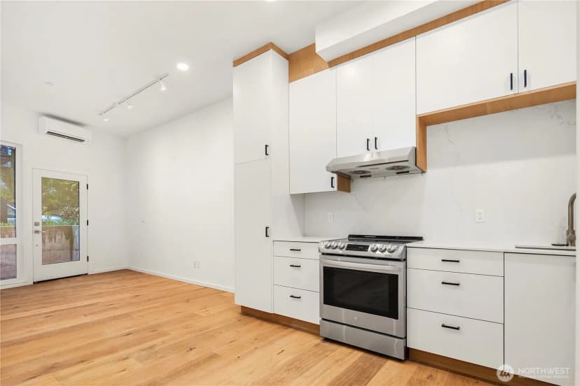 Property photo for 631 13th Avenue E, Seattle photo 4