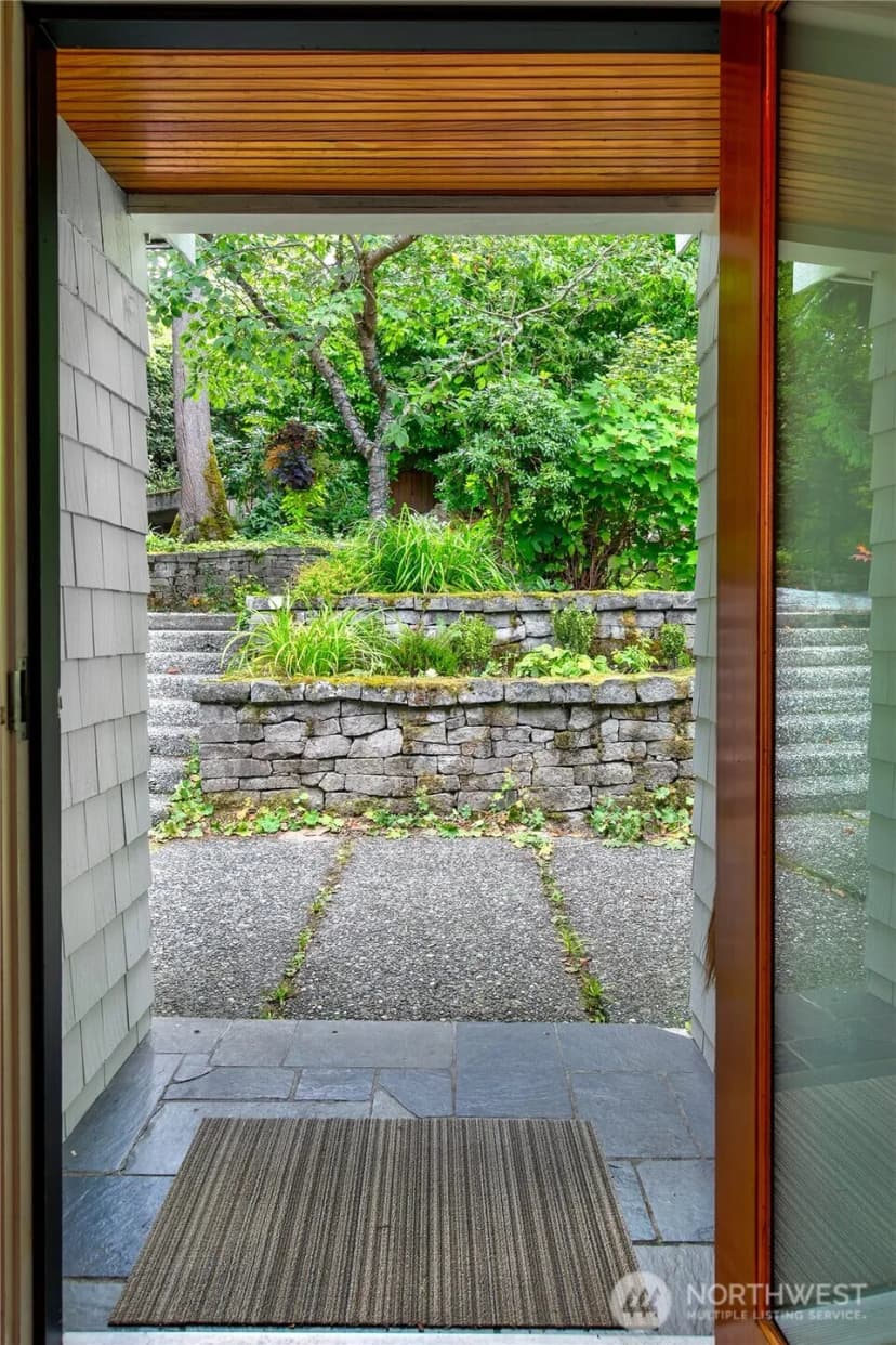 Property photo for 1522 E Interlaken Boulevard, Seattle photo 3