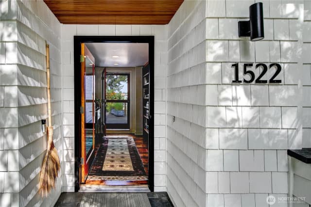 Property photo for 1522 E Interlaken Boulevard, Seattle photo 4