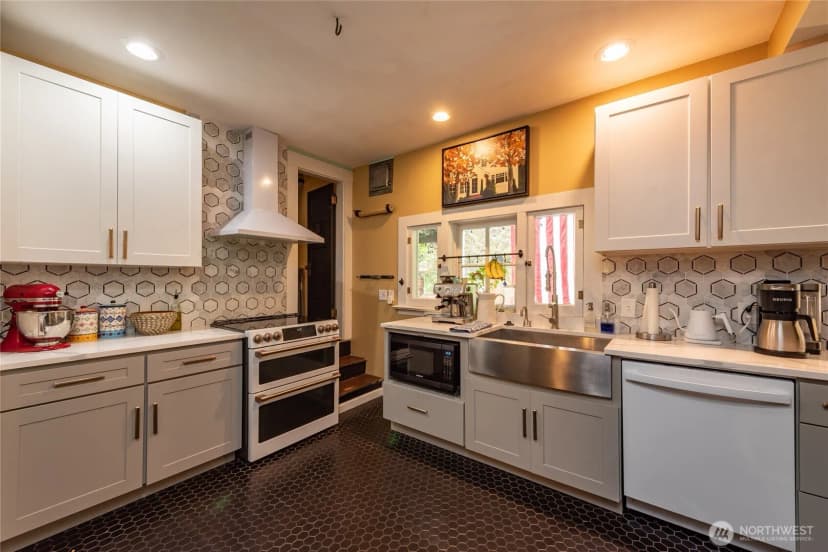 Property photo for 9302 Dekoven Drive Sw, Lakewood photo 11