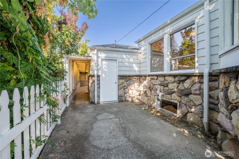 Property photo for 1321 N 82nd Street, Seattle photo 5